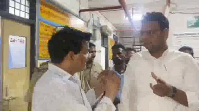 एसडीएम के निरिक्षण मे गायब मिले मुख्य चिकित्सा अधीक्षक चकिया