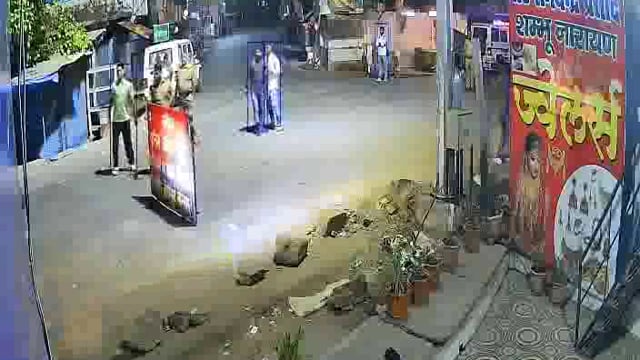 गोरखपुर, उत्तर प्रदेश: जिले में एक ट्रक चालक के साथ पुलिस द्वारा की गई मारपीट का मामला सामने आया है। घटना उस समय हुई जब पुलिसकर्मियों ने सड़क पर बेरिकेड्स लगाकर ट्रक को रोका और चालक को नीचे उतारकर डंडों से पीटना शुरू कर दिया।#police