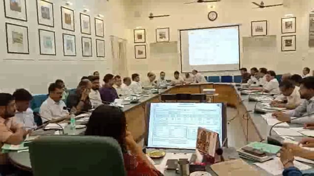 कलेक्ट्रेट सभागार में सीएम डैशबोर्ड पर प्रदर्शित विकास कार्यों के प्रगति की मासिक समीक्षा बैठक करती हुई जिलाधिकारी महोदय