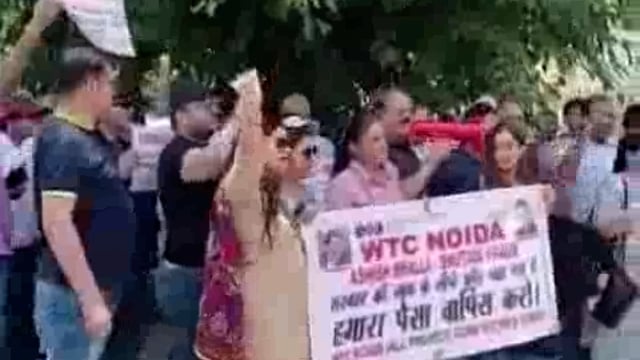 नोएडा: सेक्टर-94 स्थित WTC (वर्ल्ड ट्रेड सेंटर) प्रोजेक्ट्स से जुड़े सैकड़ों पीड़ित बायर्स ने रविवार को बिल्डर के खिलाफ जोरदार प्रदर्शन किया। खरीदारों का आरोप है कि वर्षों पहले फ्लैट और ऑफिस स्पेस बुक कराने के बावजूद उन्हें अब तक पजेशन नहीं मिला है, जबकि बिल्डर ने अधिकांश भुगतान पहले ही वसूल लिया है।#politics