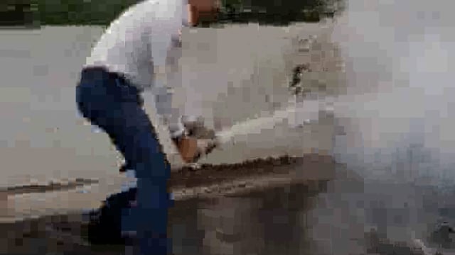 नोएडा: शहर के फिल्म सिटी क्षेत्र के पास उस समय अफरा-तफरी मच गई जब एक चलती कार में अचानक भीषण आग लग गई। हादसे के वक्त कार में मौजूद चालक ने सूझबूझ दिखाते हुए समय रहते वाहन से कूदकर अपनी जान बचा ली।#fair