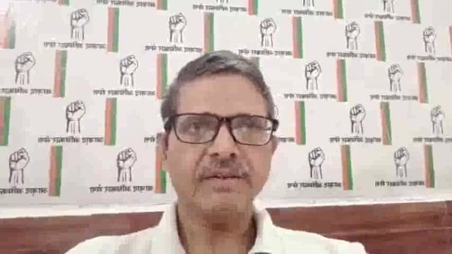 संभल (उत्तर प्रदेश): थाना बहजोई में एक विवादास्पद घटना सामने आई है, जिसमें पूर्व इंस्पेक्टर विनोद मिश्रा द्वारा एक धर्मगुरु को थाने की इंस्पेक्टर कुर्सी पर बैठाकर फोटो खिंचवाने का मामला सामने आया है। यह तस्वीर सोशल मीडिया पर वायरल होने के बाद विवादों में घिर गई है।#police