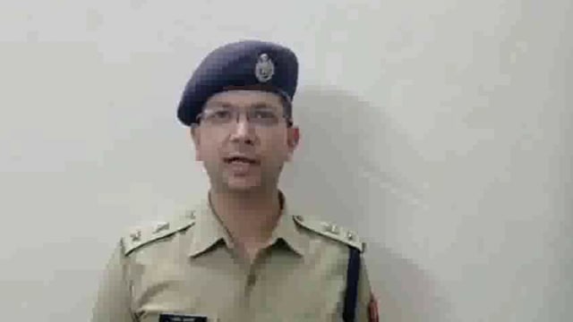 ग्रेटर नोएडा वेस्ट: नोएडा एनसीआर में गाड़ियों की लूट को अंजाम देने वाले कुख्यात बदमाशों के खिलाफ पुलिस ने बड़ा एक्शन लिया है। ग्रेटर नोएडा पुलिस ने एक ही रात में 7 अपराधियों के साथ मुठभेड़ की, जो अलग-अलग स्थानों पर हुई।#police