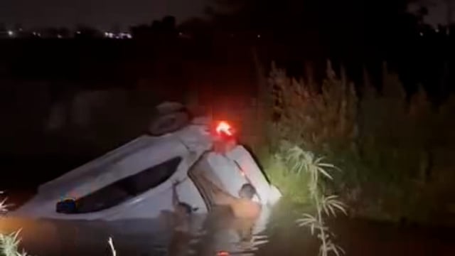 बिजनौर, उत्तर प्रदेश: 16 मई की रात एक गंभीर घटना ने बिजनौर जिले को हिलाकर रख दिया। बदमाशों की कार जब बिजली के खंभे को तोड़ते हुए नहर में गिर गई, तो पुलिसकर्मी ने बदमाशों को पकड़ने के लिए तुरंत कार्रवाई की। कई पुलिसकर्मी नहर में कूद पड़े, लेकिन तभी नहर में पानी में करंट उतरने से एक पुलिसकर्मी करंट की चपेट में आ गया #accident