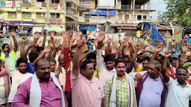 सफाई कर्मचारियों के साथ खड़ा हुआ राष्ट्रीय मजदूर कांग्रेस। नगर पंचायत अमरपुर में 6 दिनों से हड़ताल पर है सफाई कर्मचारी।