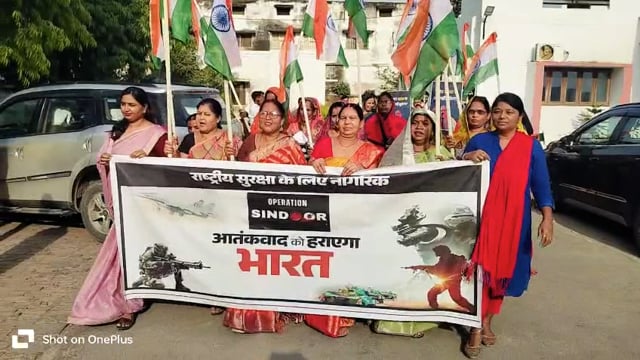 भाजपा महिला मोर्चा जिलाध्यक्ष आशा बाजपेई केनेतृत्व में   सैकड़ों महिलाओं ने अमेठी कस्वे मेंघोष करते तिरंगा यात्रा निकाली