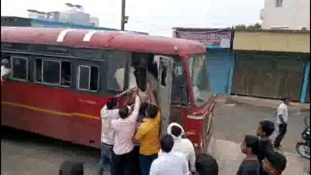 अप्पाराव पाटील कौळखेडकर चौकात एसटी चालकांस मारहाण,दोघांना पोलिसांनी घेतले ताब्यात