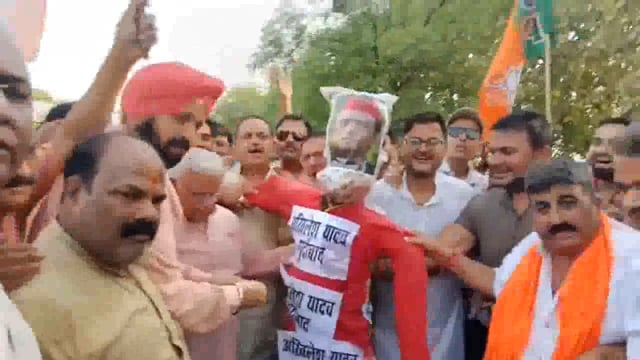कानपुर, यूपी: समाजवादी पार्टी के कथित DNA बयान को लेकर भारतीय जनता पार्टी (भाजपा) के कार्यकर्ताओं में जबरदस्त आक्रोश देखने को मिला। गोविंद नगर के दीप तिराहे पर भाजपा कार्यकर्ताओं ने पूर्व मुख्यमंत्री अखिलेश यादव का पुतला फूंककर विरोध प्रदर्शन किया।#politics