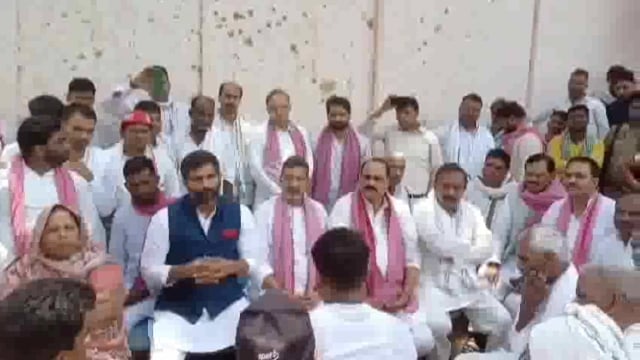 नेगुरा गांव पहुंच समाजवादी पार्टी का प्रतिनिधिमंडल,मृतक के परिजनों से मिलकर दी आर्थिक मदद,भाजपा पर लगाए गंभीर आरोप