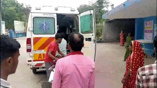 कापड़ीचक के समीप सड़क दुर्घटना में घायल लावारिस पड़े युवक को एंबुलेंस ने पहुंचाया अस्पताल।