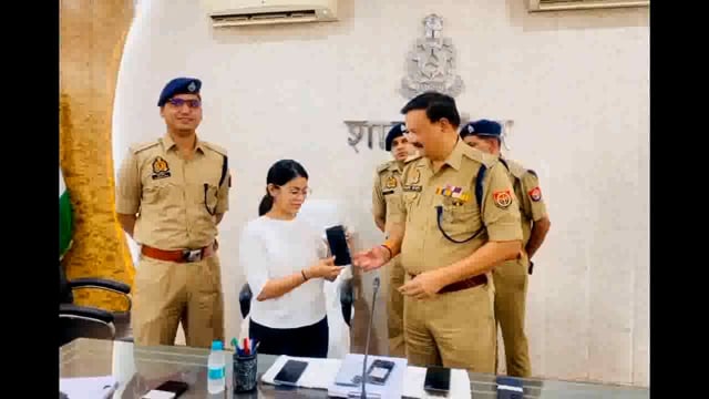 सर्विलांस सेल पुलिस टीम द्वारा कुल 51 मोबाइल फोन(अनुमानित कीमत-10 लाख रु0) बरामद कर उनके स्वामी के सुपुर्द किया गया 