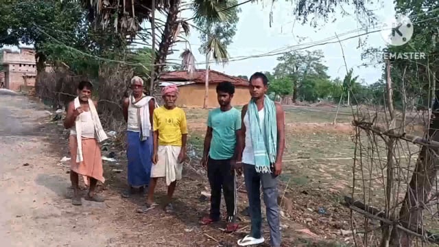 बांस बल्ले के सहारे बिजली जलाने को मजबूर ग्रामीणों ने बिजली विभाग के खिलाफ किया प्रदर्शन 