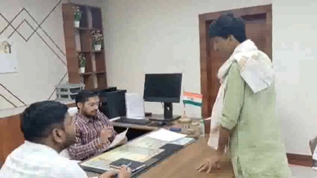 डीएम से मरीज ने डॉक्टर पर लापरवाही का आरोप लगाकर, किया न्याय की मांग