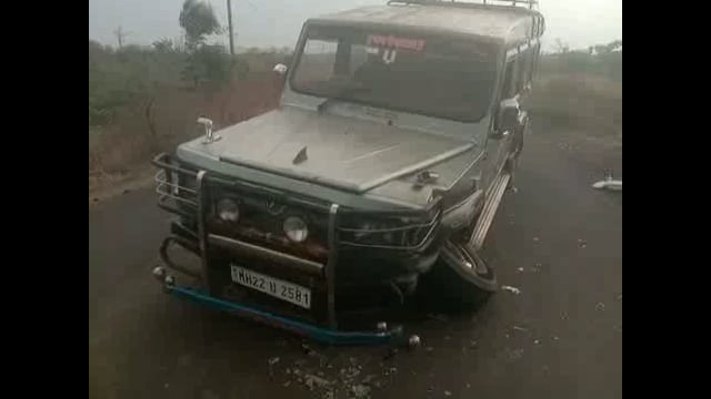 साखरपुडा आटोपून येणारी क्रूझर जीप व नवरी घेण्यासाठी जाणाऱ्या कारचा किणी यल्लादेवी जवळ अपघात,सुदैवाने जिवीत हानी टळली