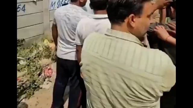 गाजियाबाद के क्रॉसिंग रिपब्लिक थाना क्षेत्र के बहरामपुर इलाके में एक युवक को गैस सिलेंडर चोरी के आरोप में पकड़कर स्थानीय लोगों ने बिजली के खंभे से बांध दिया और उसकी पिटाई कर दी।
#police