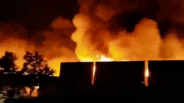 मुरादाबाद, उत्तर प्रदेश – यूपी में गर्मी बढ़ने के साथ ही अग्निकांड की घटनाओं में भी तेजी आई है। सोमवार रात मुरादाबाद में पुराने कपड़ों के गोदाम में भीषण आग लग गई, जो देखते ही देखते फैलते हुए पांच गोदामों तक पहुंच गई। आग की लपटें इतनी भयंकर थीं कि दो किलोमीटर दूर से भी आग की लपटें देखी जा रही थीं।#fair