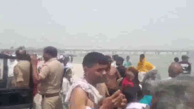 बदायूं, उत्तर प्रदेश – उझानी कोतवाली क्षेत्र के कछला गंगा भागीरथ घाट पर आज एक बड़ा हादसा हुआ, जब अस्थियां विसर्जित करने आए 5 लोग गंगा में डूब गए। यह घटना घाट पर श्रद्धालुओं के बीच अचानक घटित हुई, जब लोग अस्थियां विसर्जित करने के बाद गंगा में स्नान कर रहे थे।
#accident