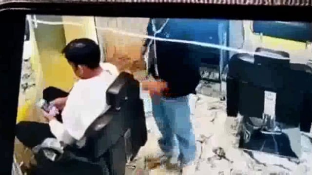 गाजियाबाद, उत्तर प्रदेश – गाजियाबाद में एक सैलून का वीडियो सोशल मीडिया पर वायरल हो गया है, जिसमें सैलून वर्कर क्रीम में थूक मिलाकर ग्राहक के चेहरे पर मसाज करते हुए नजर आ रहा है। इस हैरान करने वाली घटना के सामने आने के बाद गाजियाबाद पुलिस ने सैलून वर्कर अरशद अली को गिरफ्तार कर लिया है।#police