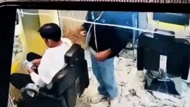 गाजियाबाद: क्रीम में थूक मिलाकर ग्राहक के चेहरे पर मसाज करने के आरोप में सैलून कर्मचारी गिरफ्तार#vairalrells