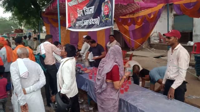 पिनाहट। भीषण गर्मी के बीच मानवाधिकार सहायता संघ ने भगवान परशुराम की शोभायात्रा के अवसर पर  ठंडे शीतल एवं मीठे जल की व्यव