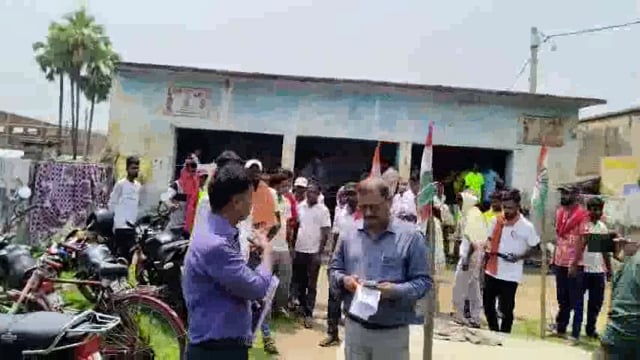 हड़ताल रत सफाई कर्मचारियों के साथ बातचीत कर अधिकारियों द्वारा मामले को सुलझाने का किया गया प्रयास।