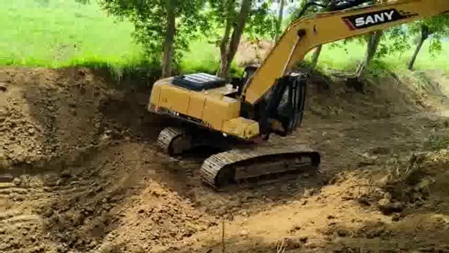 लघु सिंचाई विभाग द्वारा कराए जा रहे नहर खुदाई का किसानों ने लिया जायजा। ठेकेदार द्वारा कराए जारहे कार्यों परजताई नाराजगी