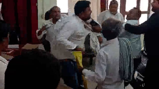 बांसी तहसील सभागार में जिम्मेदारों के समाने जमीनी विवाद को लेकर चले लात घुसे वीडियो हुआ सोशल मीडिया पर हुआ वायरल।