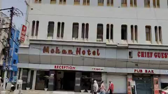 ▶️....लखनऊ : चारबाग के मोहन होटल का अवैध निर्माण टूटेगा 
LDA ने होटल प्रबंधन को 2 सप्ताह का नोटिस जारी किया
 होटल के दो फ्लोर अवैध तरीके से बने पाए गए
16 मई को LDA ने नोटिस जारी किया था
 मानचित्र से अधिक निर्माण पाए जाने पर दी गई 14 दिन की समयसीमा