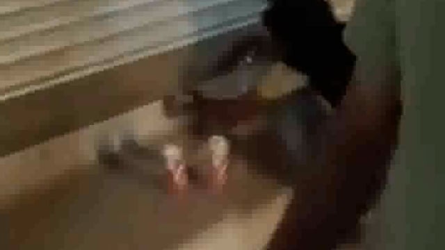 मथुरा में सरकारी शराब के ठेके से सेल्समैन कर रहा था कालाबाजारी वीडियो हुआ वायरल