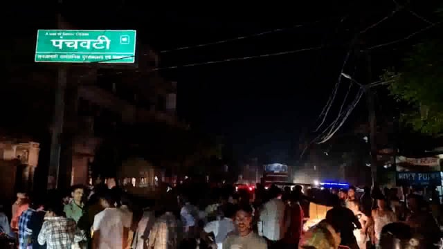 इटावा के कोतवाली भरथना क्षेत्र में बिजली और पानी की गंभीर समस्या के कारण आक्रोशित लोग सड़क पर उतर आए। उन्होंने इटावा-कन्नौज हाईवे को जाम कर दिया, जिससे वहां भारी ट्रैफिक जाम की स्थिति पैदा हो गई।#police