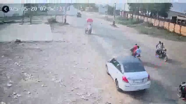 संभल जिले के चन्दौसी के बदायूं रोड स्थित एक आइस फैक्ट्री के पास एक दर्दनाक सड़क हादसा हुआ। पीछे से आ रही एक तेज़ रफ्तार कार ने आइसक्रीम बेचने के लिए ठेले पर जा रहे वृद्ध व्यक्ति को टक्कर मार दी, जिससे उसकी मौके पर ही मौत हो गई।
#accident