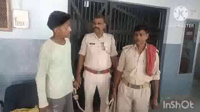 सूर्यगढ़ा थाना क्षेत्र के नया टोला जकरपुरा से एक शराब कारोबारी को गिरफ्तार कर पुलिस हिरासत में भेजा गया लखीसराय जेल।