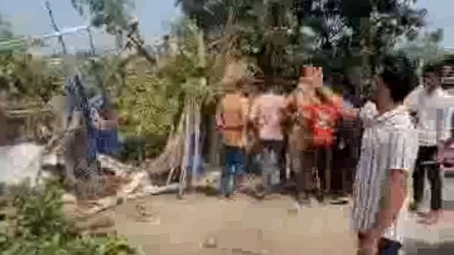 पलिया के ग्राम बड़ागांव अतरिया में तूफान ने मचाया कहर, दर्जनों ग्रामीणों के गिरे घर, जानवरों की हुई मौत