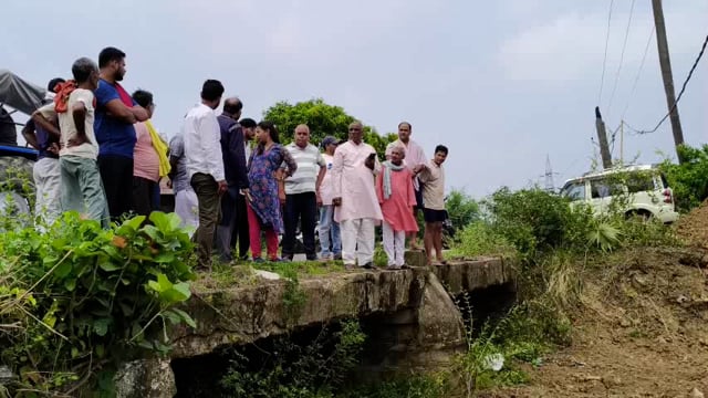किसानों की शिकायत पर लघु सिंचाई विभाग के एसडीओ ने नहर खुदाई कार्य का किया निरीक्षण।