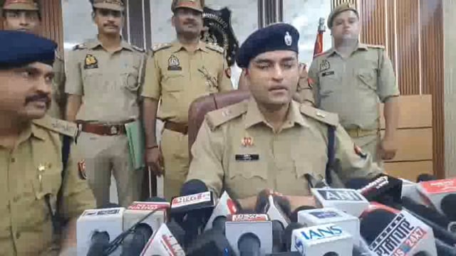 आगरा: साइबर अपराध के मामलों पर शिकंजा कसते हुए आगरा थाना साइबर क्राइम पुलिस ने एक बड़े साइबर ठगी गिरोह का खुलासा किया है। पुलिस ने ग्वालियर निवासी दुर्गेश सिंह तोमर को गिरफ्तार किया है, जो अत्याधुनिक 