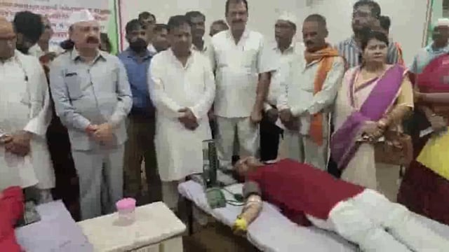 अमेठी: देश के पूर्व प्रधानमंत्री राजीव गांधी की पुण्यतिथि के अवसर पर अमेठी जिले में विभिन्न श्रद्धांजलि कार्यक्रमों का आयोजन किया गया। जिले भर में कांग्रेस कार्यकर्ताओं और नागरिकों ने कार्यक्रमों में भाग लेकर उन्हें याद किया।
#politics