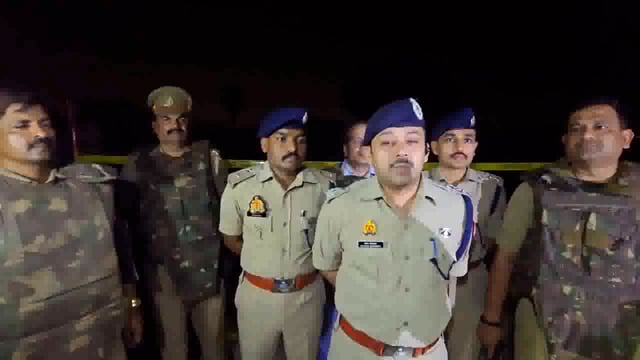 वाराणसी: वाराणसी के रामनगर थाना क्षेत्र के डोमारी इलाके में पुलिस और बदमाशों के बीच मुठभेड़ हुई। इस मुठभेड़ में तीन बदमाश घायल हो गए। पुलिस ने मुखबिर की सूचना के आधार पर बदमाशों की घेराबंदी की थी, जिसके बाद बदमाशों ने पुलिस पर फायरिंग शुरू कर दी। इसके बाद पुलिस ने जवाबी कार्रवाई करते हुए तीन बदमाशों को घायल कर दिया।#police