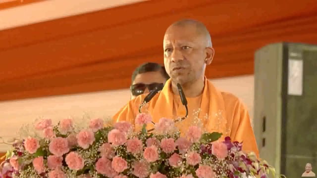 उत्तर प्रदेश के मुख्यमंत्री योगी आदित्यनाथ ने 