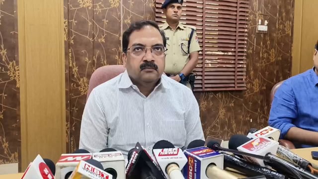 तेज प्रकाश अग्रवाल मंडल रेल प्रबंधक आगरा कैंट आगरा द्वारा दी गई वाइट 