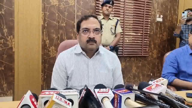 तेज प्रकाश अग्रवाल मंडल रेल प्रबंधक आगरा कैंट आगरा द्वारा दी गई वाइट 