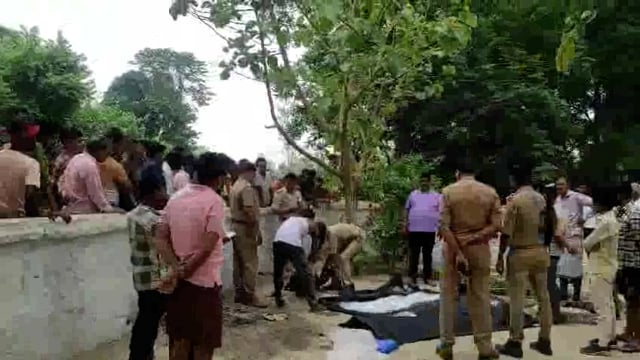 Ambedkar Nagar..
विद्यालय के प्रांगण में दो युवकों का मिला शव अहिरौली थाना क्षेत्र अंतर्गत भिउरा ग्राम सभा के प्राथमिक विद्यालय प्रांगण में दो अज्ञात युवकों की मिली लाश एक युवक की लाश विद्यालय प्रांगण में लगी पेड़ से लटकी मिली और दूसरे के उसी पेड़ के नीचे लिटाया हुआ मिला.