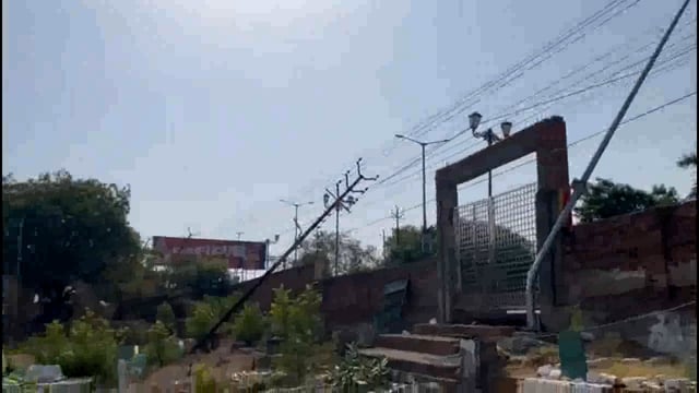 झांसी में देर रात तेज आंधी चलने से कानपुर चुंगी के पास पावर हाउस के सामने कब्रिस्तान में गिरे 11000 पावर के सभी खंबे 