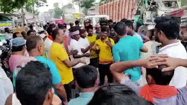 हड़ताली सफाई कर्मचारी एवं पार्षदों के बीच हुई झड़प। सफाई कर्मियों ने मुंशी पर गोली मारने की धमकी देने का लगाया आरोप।