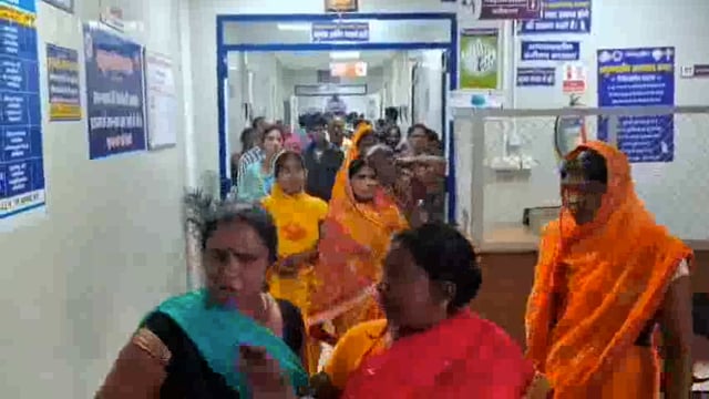 रेफर के बाद मरीज की हुई मौत, स्वजनों समेत संबंधियों ने अस्पताल में किया हंगामा 