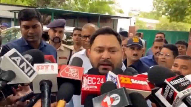 बिहार के पूर्व उपमुख्यमंत्री और राजद नेता तेजस्वी यादव ने एक बार फिर राज्य सरकार पर तीखा हमला बोला है। उन्होंने एक बयान में कहा,
