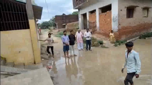 खेसरहा अस्पताल गेट से ढूंढनी जाने वाले संपर्क मार्ग पर भरा बरसात का पानी,राहगीरों को आनेजाने में दिक्कत, जिम्मेदार बेखबर