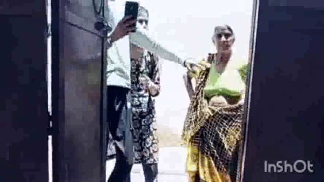 मथुरा के थाना छाता क्षेत्र अंतर्गत गांव जनूबी तरोली में बुजुर्ग सास के लिए खलनायक बनी बहू के ज़ुल्म से भयभीत हुई सास, वीडियो हुआ शोशल मीडिया पर वायरल।