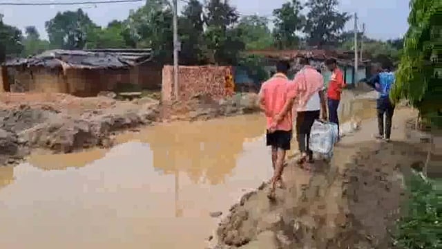 मुख्य रोड बना बांध 