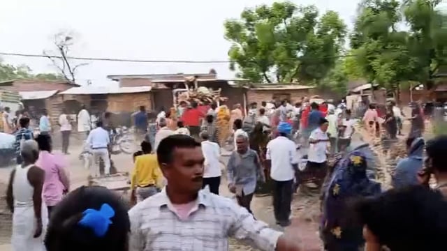 फिरोजाबाद के नगला केकन इलाके में जल भराव की समस्या को लेकर दो पक्षों के बीच विवाद भड़क उठा।
राजस्व विभाग की टीम मौके पर पहुंची तो दोनों पक्षों के बीच झड़प हो गई, जिसमें पत्थरबाजी और लाठी-डंडे चले। हिंसा की स्थिति से बचने के लिए राजस्व विभाग की टीम को मौके से भागकर अपनी जान बचानी पड़ी।#police