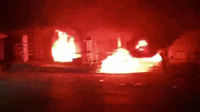 हरदोई के सोल्जर बोर्ड चौराहे पर स्थित टायर की दुकानों सहित कई दुकानों में भीषण आग लग गई।
आग लगने से लाखों रुपये का सामान जलकर राख हो गया है। शुरुआती जांच में शॉर्ट सर्किट को आग लगने की प्रमुख वजह बताया जा रहा है।#fire